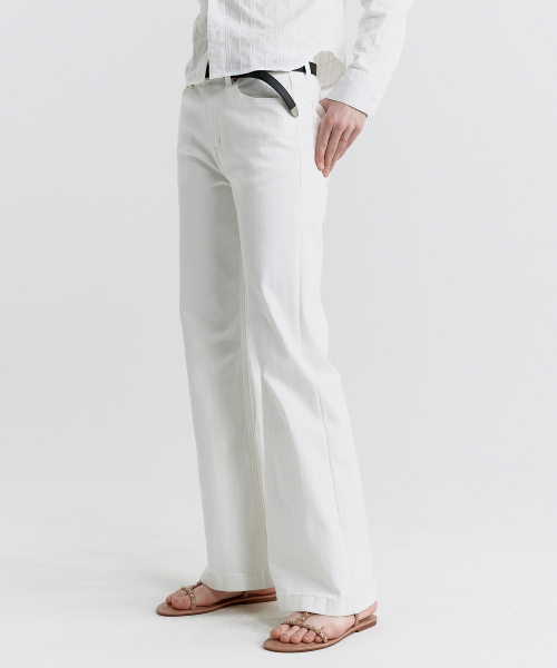 MAGOODGAN(メックウッドガン)の「チェラ 7427 ブーツカットホワイトデニムパンツ(デニムパンツ・レディース・その他・25/26/28/30)」の4枚目の写真