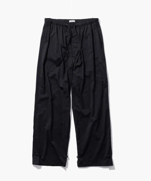 ATON(エイトン)の「ATON (エイトン) MAT AIRLY NYLON | WIDE PANTS(その他パンツ・メンズ・ブラック・4/6)」の1枚目の写真