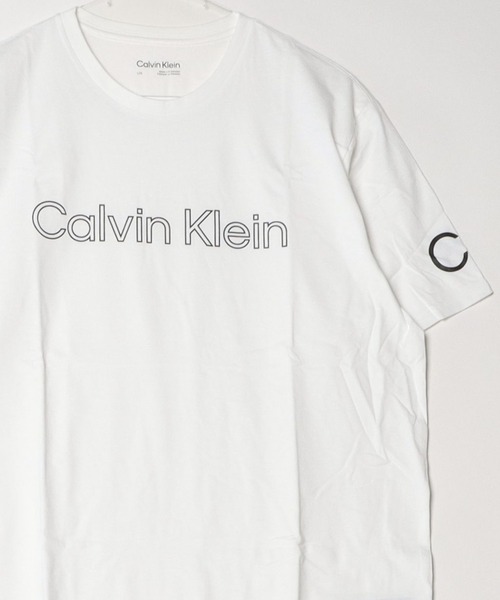 Calvin Klein(カルバン・クライン)の「Calvin Klein / カルバンクライン ss traveling logo crewneck tee 半袖クルーネックロゴTシャツ(Tシャツ/カットソー・メンズ・ホワイト/ブラック・L/M/S)」の1枚目の写真