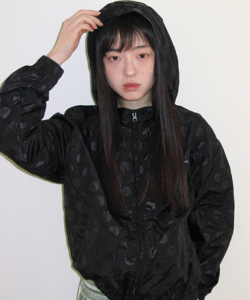 AMESWORLDWIDE(アメスワールドワイド)の「GLOSSY DOT WINDBREAKER BLACK(ナイロンジャケット・レディース・その他・FREE)」の1枚目の写真