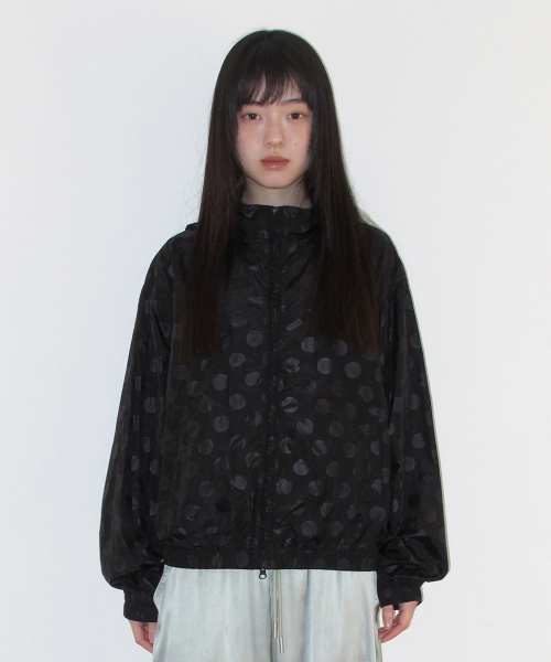 AMESWORLDWIDE(アメスワールドワイド)の「GLOSSY DOT WINDBREAKER BLACK(ナイロンジャケット・レディース・その他・FREE)」の2枚目の写真