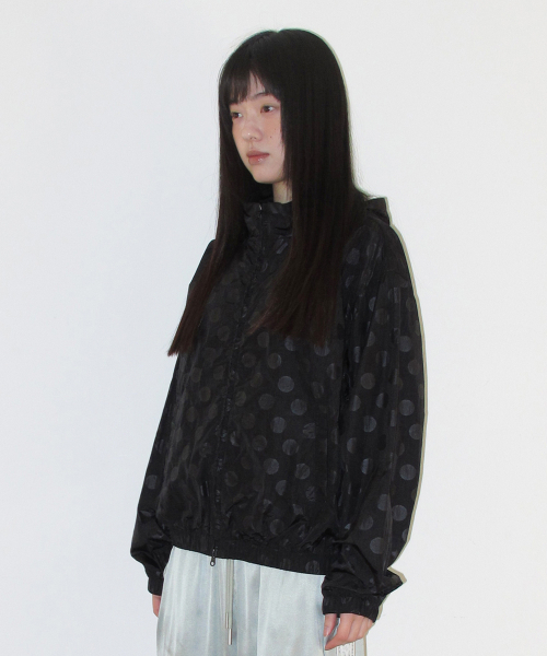 AMESWORLDWIDE(アメスワールドワイド)の「GLOSSY DOT WINDBREAKER BLACK(ナイロンジャケット・レディース・その他・FREE)」の3枚目の写真