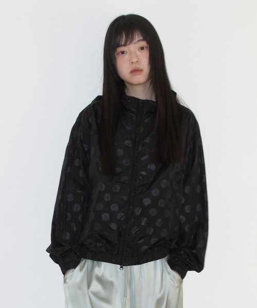 AMESWORLDWIDE(アメスワールドワイド)の「GLOSSY DOT WINDBREAKER BLACK(ナイロンジャケット・レディース・その他・FREE)」の4枚目の写真