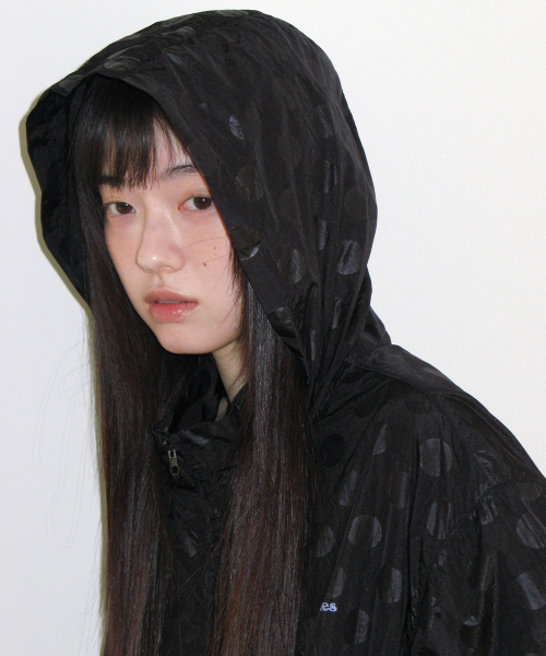 AMESWORLDWIDE(アメスワールドワイド)の「GLOSSY DOT WINDBREAKER BLACK(ナイロンジャケット・レディース・その他・FREE)」の6枚目の写真