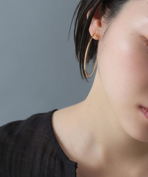 Lilas(リラ)の「《WEB限定》【SAMH by LILAS】フープピアス50mmK18GP(両耳)(ピアス(両耳用)・レディース・ゴールド・FREE)」の2枚目の写真