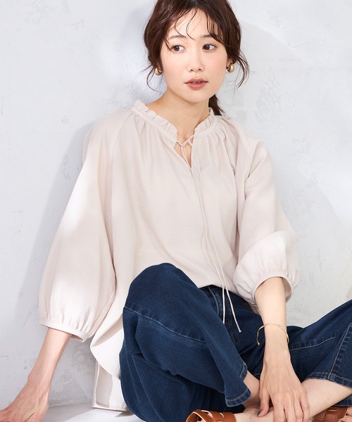 GALLORIA(ギャローリア)の「フリル襟ブラウス(シャツ/ブラウス・レディース・ライトベージュ/ブルー・S/M/LL/L)」の1枚目の写真