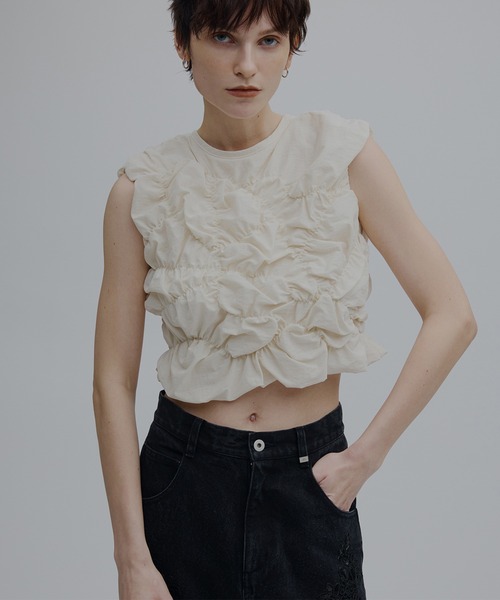 Ameri(アメリ)の「BUMPY GATHER BACK OPEN TOP(シャツ/ブラウス・レディース・サックスブルー/ブラック/アイボリー・MEDIUM/SMALL)」の6枚目の写真