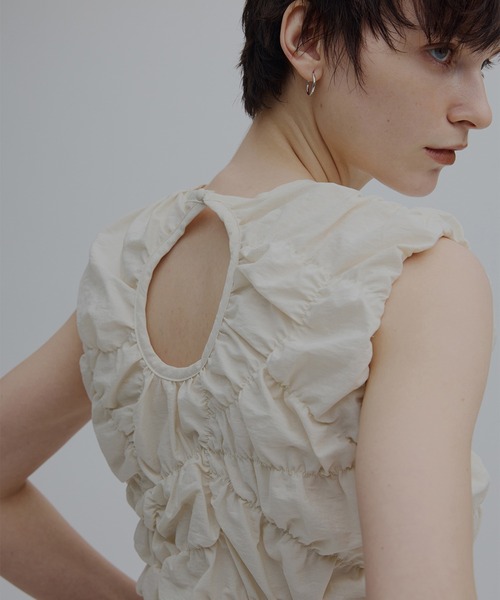 Ameri(アメリ)の「BUMPY GATHER BACK OPEN TOP(シャツ/ブラウス・レディース・サックスブルー/ブラック/アイボリー・MEDIUM/SMALL)」の5枚目の写真