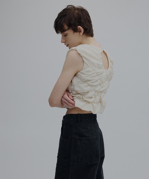 Ameri(アメリ)の「BUMPY GATHER BACK OPEN TOP(シャツ/ブラウス・レディース・サックスブルー/ブラック/アイボリー・MEDIUM/SMALL)」の7枚目の写真