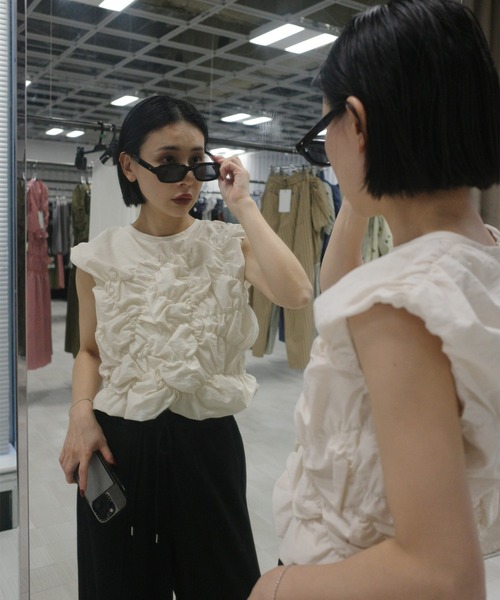 Ameri(アメリ)の「BUMPY GATHER BACK OPEN TOP(シャツ/ブラウス・レディース・サックスブルー/ブラック/アイボリー・MEDIUM/SMALL)」の17枚目の写真