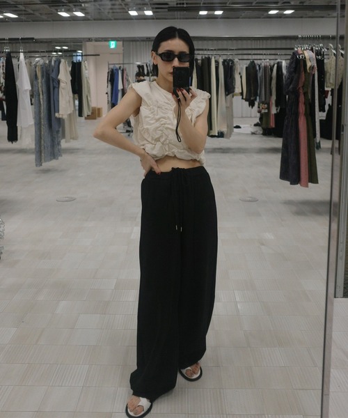 Ameri(アメリ)の「BUMPY GATHER BACK OPEN TOP(シャツ/ブラウス・レディース・サックスブルー/ブラック/アイボリー・MEDIUM/SMALL)」の19枚目の写真