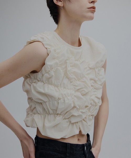 Ameri(アメリ)の「BUMPY GATHER BACK OPEN TOP(シャツ/ブラウス・レディース・サックスブルー/ブラック/アイボリー・MEDIUM/SMALL)」の4枚目の写真