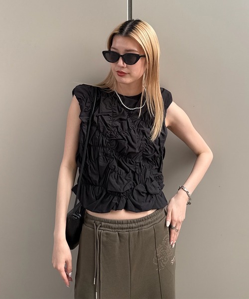 Ameri(アメリ)の「BUMPY GATHER BACK OPEN TOP(シャツ/ブラウス・レディース・サックスブルー/ブラック/アイボリー・MEDIUM/SMALL)」の20枚目の写真