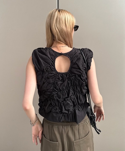 Ameri(アメリ)の「BUMPY GATHER BACK OPEN TOP(シャツ/ブラウス・レディース・サックスブルー/ブラック/アイボリー・MEDIUM/SMALL)」の21枚目の写真