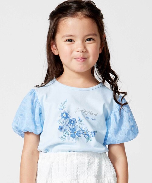 BeBe(ベベ)の「ジャルダンフルーリプリントレースバルーンスリーブ天竺Tシャツ(Tシャツ/カットソー・キッズ・ブルー/ホワイト・120cm/150cm/140cm/130cm/110cm)」の1枚目の写真