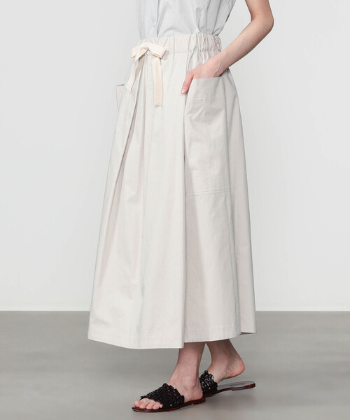 nicholson&nicholson(ニコルソンアンドニコルソン)の「nicholson & nicholson | 〈別注〉コットンツイル タックスカート WOMEN(スカート・レディース・ライトグレー/グリーン・38)」の4枚目の写真