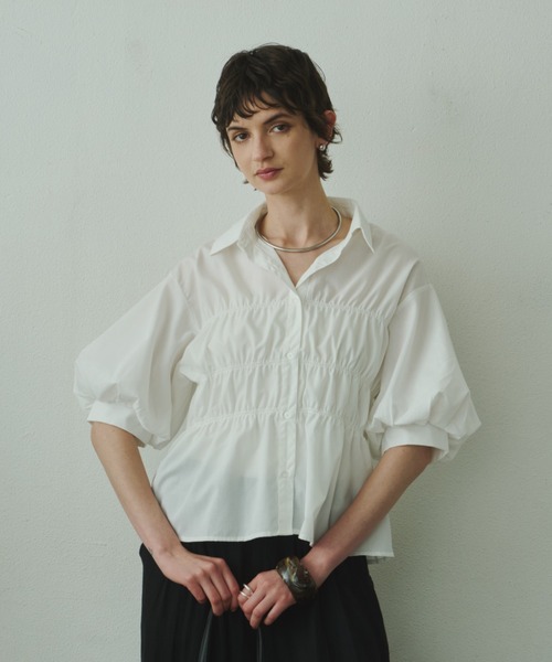 Plumel(プルメル)の「Volume Half Sleeve Shirring Shirt / ボリュームハーフスリーブシャーリングシャツ(シャツ/ブラウス・レディース・サックスブルー/オフホワイト・MEDIUM)」の4枚目の写真
