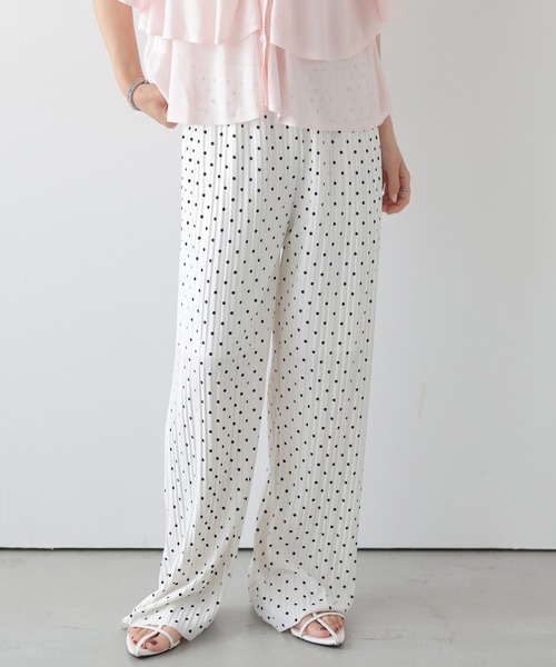 AMELY(エミリー)の「総柄プリーツパンツ(その他パンツ・レディース・ホワイト系その他/ネイビー系/ブラック系その他/ブラック/アイボリー・M/L)」の2枚目の写真