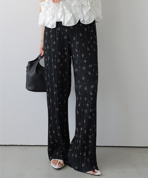 AMELY(エミリー)の「総柄プリーツパンツ(その他パンツ・レディース・ホワイト系その他/ネイビー系/ブラック系その他/ブラック/アイボリー・M/L)」の3枚目の写真