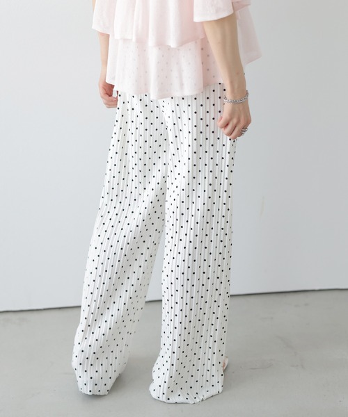 AMELY(エミリー)の「総柄プリーツパンツ(その他パンツ・レディース・ホワイト系その他/ネイビー系/ブラック系その他/ブラック/アイボリー・M/L)」の15枚目の写真