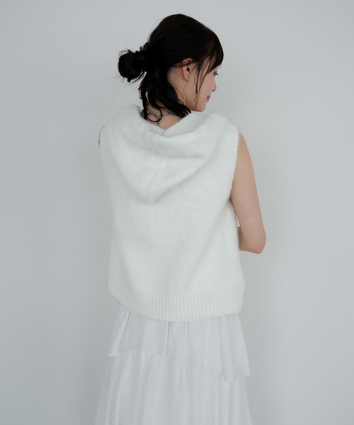 AMUU. PRECIEUSE（アムープレシューズ）の「モヘアジップフードベスト（ベスト・レディース・オフホワイト/ブラック/グレー・FREE）」の9枚目の写真