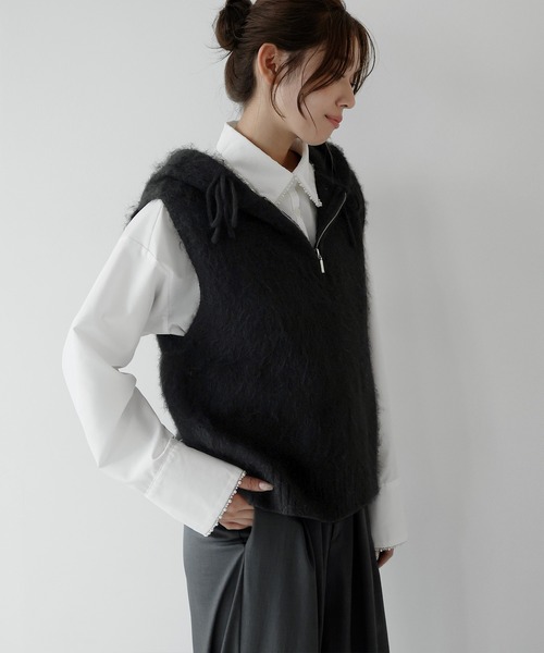 AMUU. PRECIEUSE（アムープレシューズ）の「モヘアジップフードベスト（ベスト・レディース・オフホワイト/ブラック/グレー・FREE）」の12枚目の写真