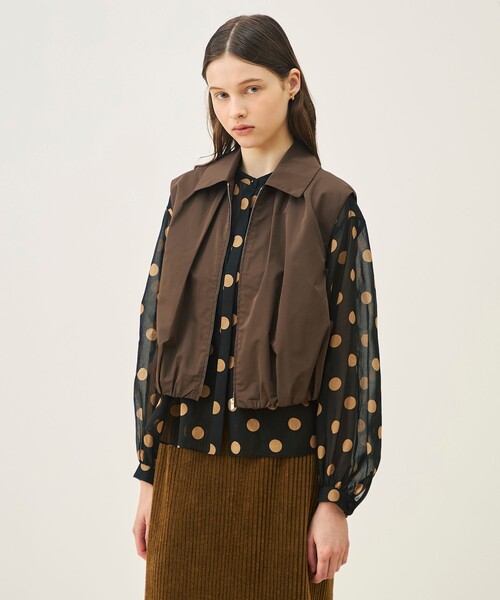 TOMORROWLAND collection(トゥモローランドコレクション)の「ポリエステルシルクタフタ ステンカラーコクーンジレ(ベスト・レディース・ブラック/ブラウン・36)」の4枚目の写真