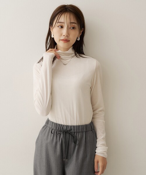 UNTITLED(アンタイトル)の「【重ね着レイヤード】シアーベロアハイネックトップス(Tシャツ/カットソー・レディース・オフホワイト/ブラック/ライトグレー系9/グリーン系・04/44/48/02/00)」の1枚目の写真