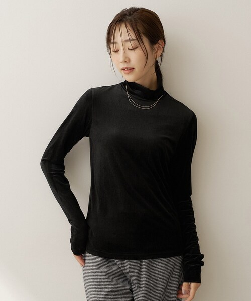 UNTITLED(アンタイトル)の「【重ね着レイヤード】シアーベロアハイネックトップス(Tシャツ/カットソー・レディース・オフホワイト/ブラック/ライトグレー系9/グリーン系・04/44/48/02/00)」の2枚目の写真