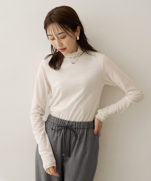 UNTITLED(アンタイトル)の「【重ね着レイヤード】シアーベロアハイネックトップス(Tシャツ/カットソー・レディース・オフホワイト/ブラック/ライトグレー系9/グリーン系・04/44/48/02/00)」の6枚目の写真