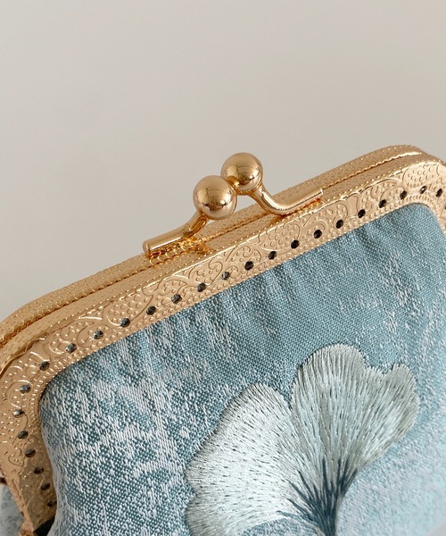 LA VORAGINE（ラ ヴォラジネ）の「フラワー 刺繍 がま口 マルチポーチ（メッセンジャーバッグ・レディース・ブルー/アイボリー・FREE）」の6枚目の写真