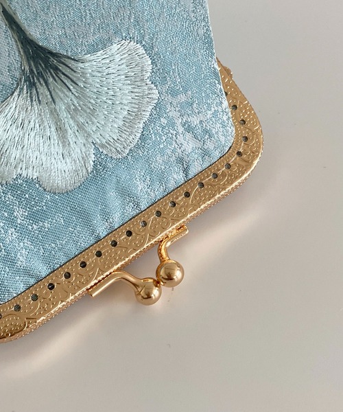 LA VORAGINE（ラ ヴォラジネ）の「フラワー 刺繍 がま口 マルチポーチ（メッセンジャーバッグ・レディース・ブルー/アイボリー・FREE）」の11枚目の写真