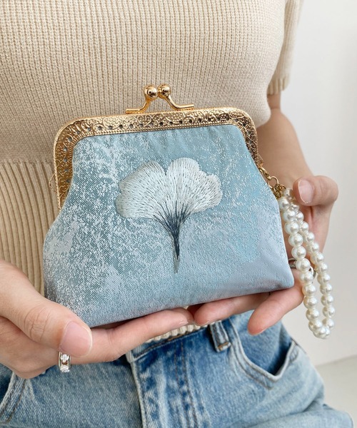 LA VORAGINE（ラ ヴォラジネ）の「フラワー 刺繍 がま口 マルチポーチ（メッセンジャーバッグ・レディース・ブルー/アイボリー・FREE）」の21枚目の写真