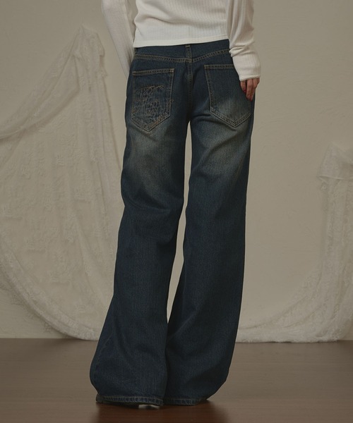 hazyl（ヘイジル）の「wide leg low rise pants/刺繍ワイドレッグローライズパンツ（デニムパンツ・レディース・ブラウン系その他/ブルー・SMALL/MEDIUM）」の5枚目の写真