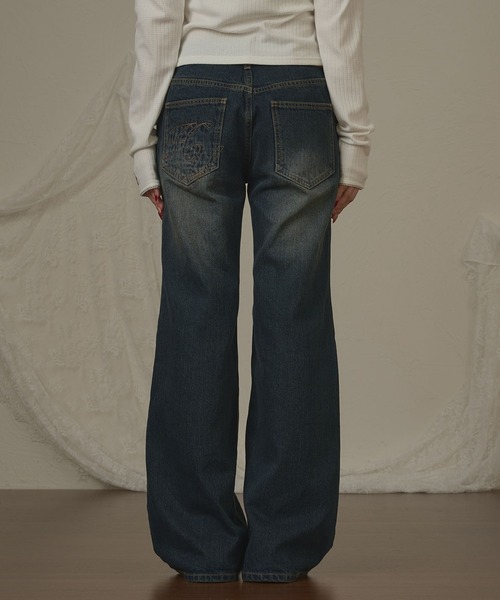 hazyl（ヘイジル）の「wide leg low rise pants/刺繍ワイドレッグローライズパンツ（デニムパンツ・レディース・ブラウン系その他/ブルー・SMALL/MEDIUM）」の6枚目の写真
