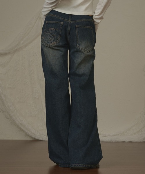 hazyl（ヘイジル）の「wide leg low rise pants/刺繍ワイドレッグローライズパンツ（デニムパンツ・レディース・ブラウン系その他/ブルー・SMALL/MEDIUM）」の4枚目の写真