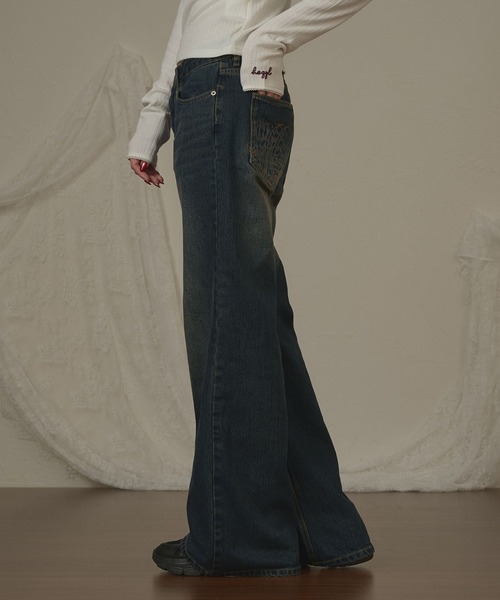 hazyl（ヘイジル）の「wide leg low rise pants/刺繍ワイドレッグローライズパンツ（デニムパンツ・レディース・ブラウン系その他/ブルー・SMALL/MEDIUM）」の9枚目の写真