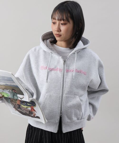 FFEIN(フェイン)の「【FFEIN(フェイン)】センター3D刺繍立体フードショート丈ZIPパーカー / レディース パーカー 裏起毛 ヘビーウエイト フーディ ダブルジップ 【短丈】(パーカー・レディース・ネイビー/ブラック/ホワイト/アッシュグレー・FREE)」の4枚目の写真