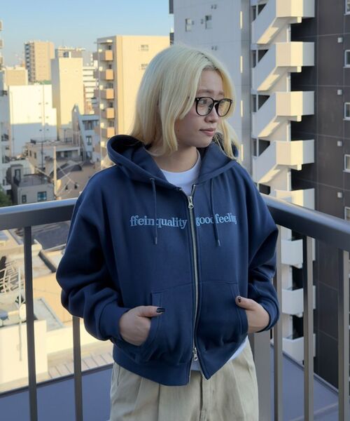 FFEIN(フェイン)の「【FFEIN(フェイン)】センター3D刺繍立体フードショート丈ZIPパーカー / レディース パーカー 裏起毛 ヘビーウエイト フーディ ダブルジップ 【短丈】(パーカー・レディース・ネイビー/ブラック/ホワイト/アッシュグレー・FREE)」の16枚目の写真