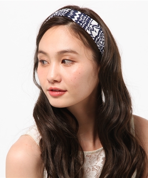 Denime(ドゥニーム)の「ネイティブ柄ヘアバンド(ヘアバンド・レディース・レッド/ネイビー/サックスブルー・FREE)」の2枚目の写真