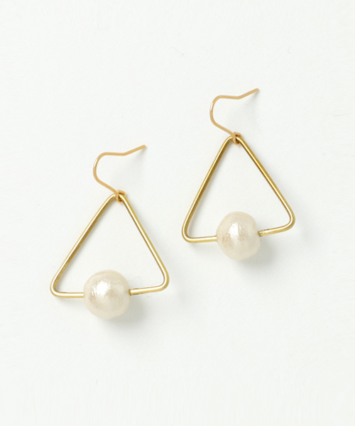 TONE SELECT GOODS（トーンセレクトグッズ）の「【bico】sankaku pearl pierce ピアス（ピアス（両耳用）・レディース・ベージュ/ブラック/ホワイト・FREE）」の2枚目の写真