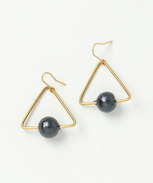 TONE SELECT GOODS（トーンセレクトグッズ）の「【bico】sankaku pearl pierce ピアス（ピアス（両耳用）・レディース・ベージュ/ブラック/ホワイト・FREE）」の3枚目の写真