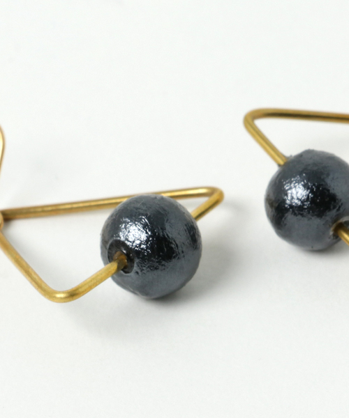 TONE SELECT GOODS（トーンセレクトグッズ）の「【bico】sankaku pearl pierce ピアス（ピアス（両耳用）・レディース・ベージュ/ブラック/ホワイト・FREE）」の5枚目の写真