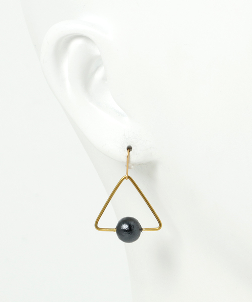 TONE SELECT GOODS（トーンセレクトグッズ）の「【bico】sankaku pearl pierce ピアス（ピアス（両耳用）・レディース・ベージュ/ブラック/ホワイト・FREE）」の6枚目の写真