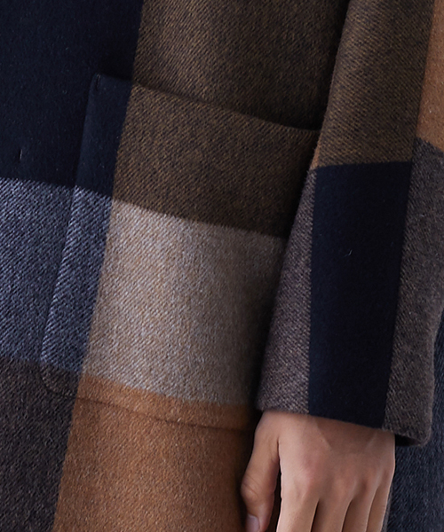 STUDIOUS(ステュディオス)の「ブロックチェックドルマンオーバーコート(ステンカラーコート・メンズ・ブラウン/ネイビー・1/2)」の8枚目の写真