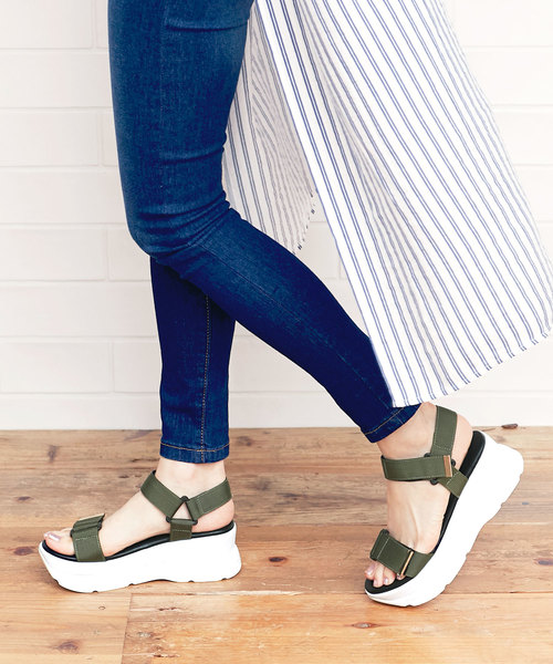 KOBE LETTUCE（コウベレタス）の「厚底ベルクロスポーツスニーカーサンダル（サンダル・レディース・ブラック/グレー/カーキ/ブラック系その他/ベージュ・S/M/L/LL）」の5枚目の写真