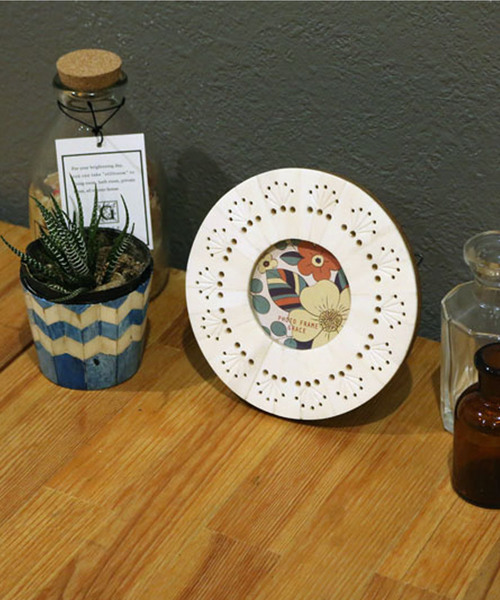 MONIQUE CHARTLAND by GOODY GRAMS（モニークチャートランドバイグッディグラムス）の「PHOTO FRAME DAIVIK　フォトフレーム ダイビック（フォトフレーム・レディース・ホワイト・FREE）」の2枚目の写真