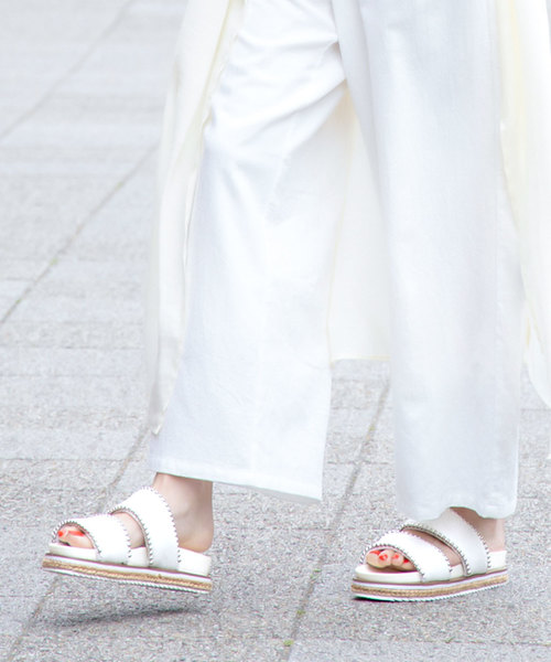 KOBE LETTUCE（コウベレタス）の「クロスor2ベルトデザインチェーン厚底サンダル（サンダル・レディース・ブラック/パイソン/ブラック系その他/その他/ホワイト/キャメル/ホワイト系その他/モカ・L/LL/M/S）」の2枚目の写真