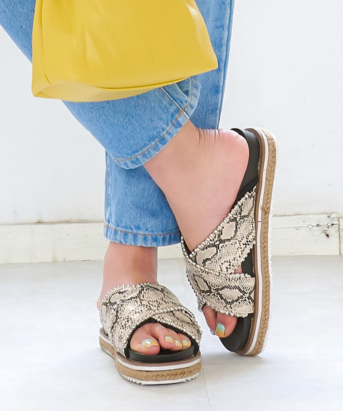 KOBE LETTUCE（コウベレタス）の「クロスor2ベルトデザインチェーン厚底サンダル（サンダル・レディース・ブラック/パイソン/ブラック系その他/その他/ホワイト/キャメル/ホワイト系その他/モカ・L/LL/M/S）」の8枚目の写真