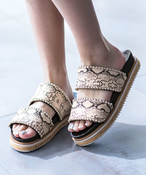 KOBE LETTUCE（コウベレタス）の「クロスor2ベルトデザインチェーン厚底サンダル（サンダル・レディース・ブラック/パイソン/ブラック系その他/その他/ホワイト/キャメル/ホワイト系その他/モカ・L/LL/M/S）」の7枚目の写真